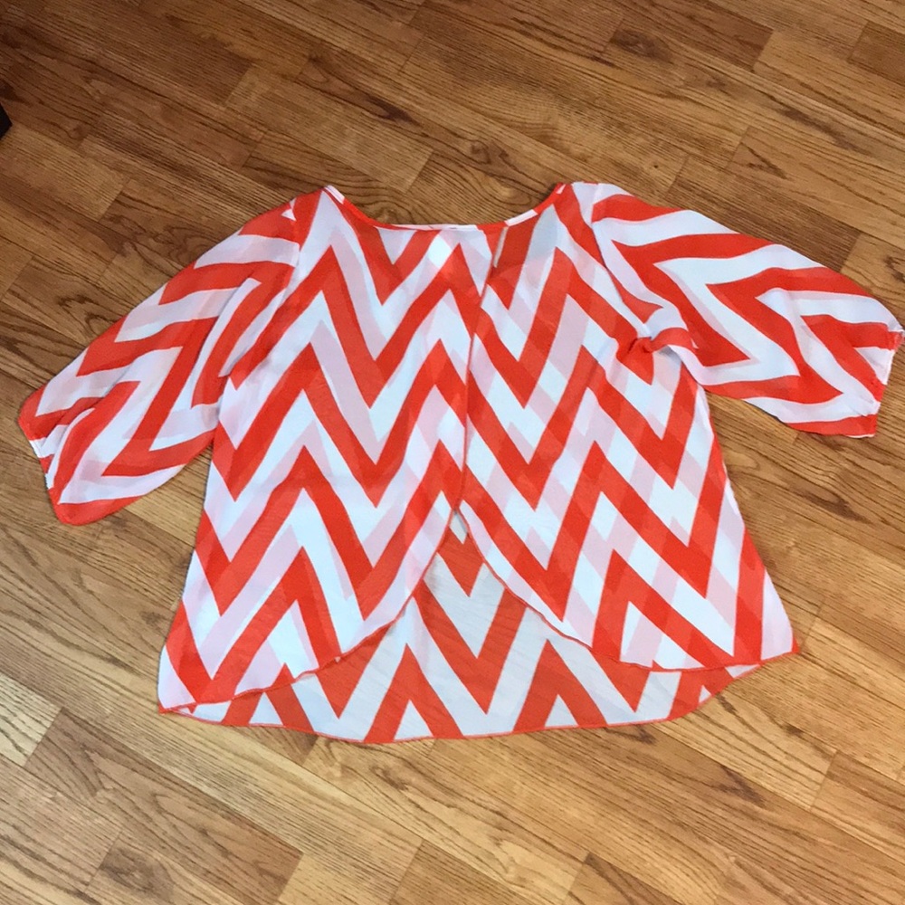 Chevron Blouse size Small 💕 - Picture 2 of 8